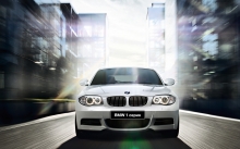 Вид спереди на Купе BMW 1 серии на фоне яркого белого света